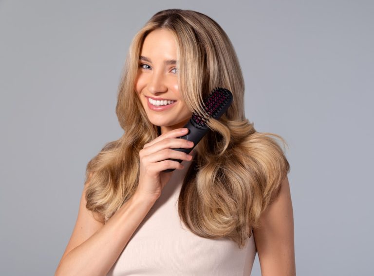 Femme se brossant les cheveux, illustrant la chute de cheveux chez la femme