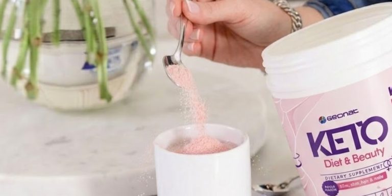 Poudre rose de collagène marin versée à la cuillère dans une tasse blanche, prête à être diluée