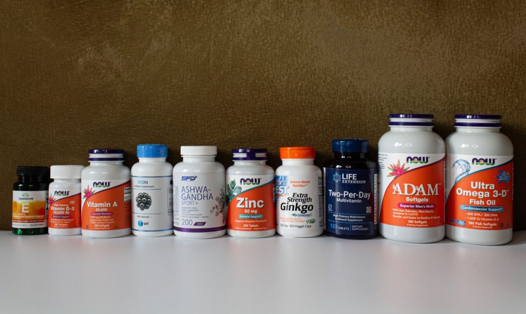 Rangée de flacons de vitamines et compléments alimentaires, illustrant le choix de vitamines pour ongles cassants