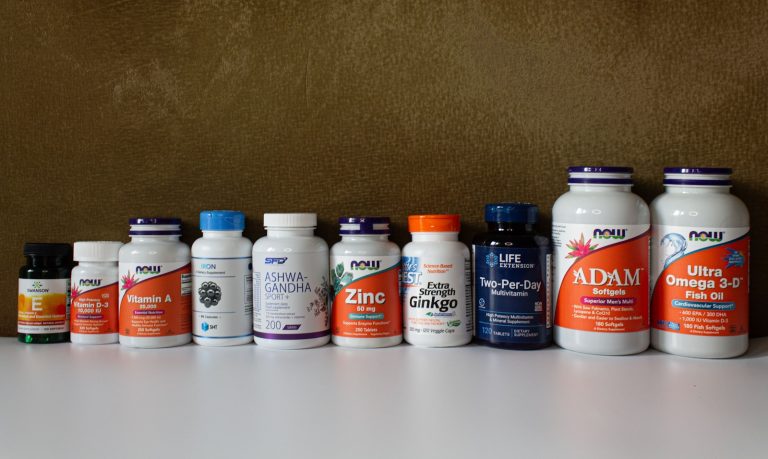 Rangée de flacons de vitamines et compléments alimentaires, illustrant le choix de vitamines pour ongles cassants