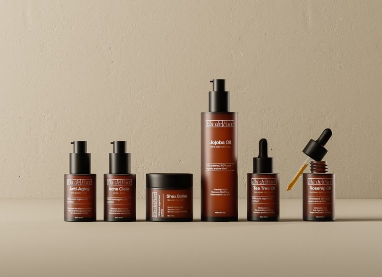 Flacons et produits de soin rangés, illustrant une routine pour la peau sèche